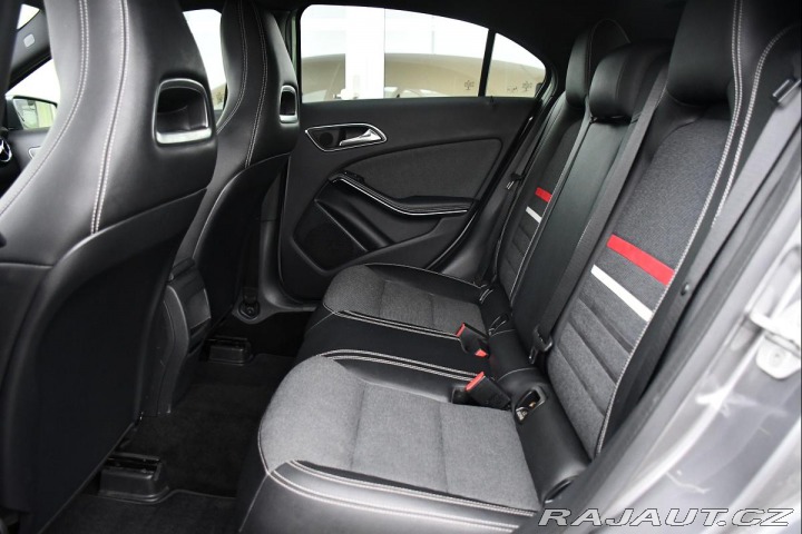 Mercedes-Benz A 180i NAVI VÝHŘEV PDC 2013