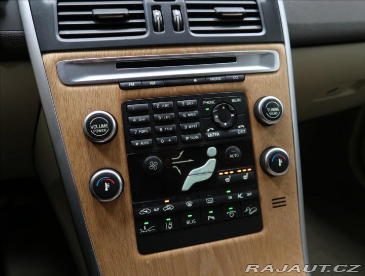 Volvo XC60 2,4 D AWD AT KŮŽE VÝHŘEV 2008