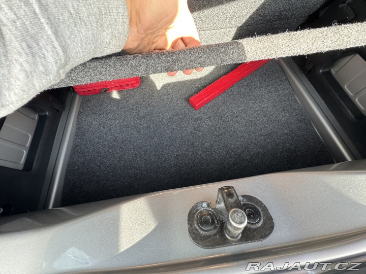 Volkswagen up! 1,0i 44 KW 1. MAJ. STK SŠ 2013