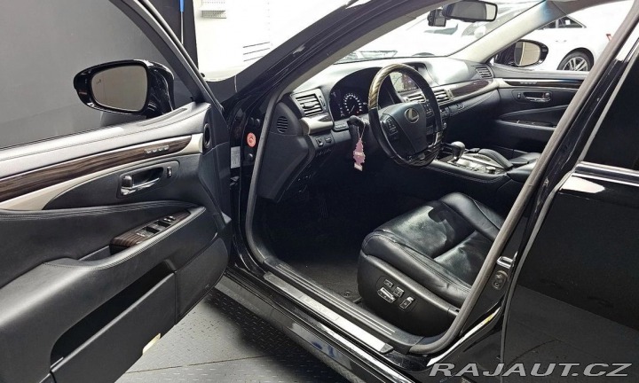 Lexus LS 600h L Ottoman 2016