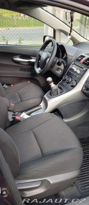 Toyota Auris 1,6 97kw benzín r.v. 20 2010