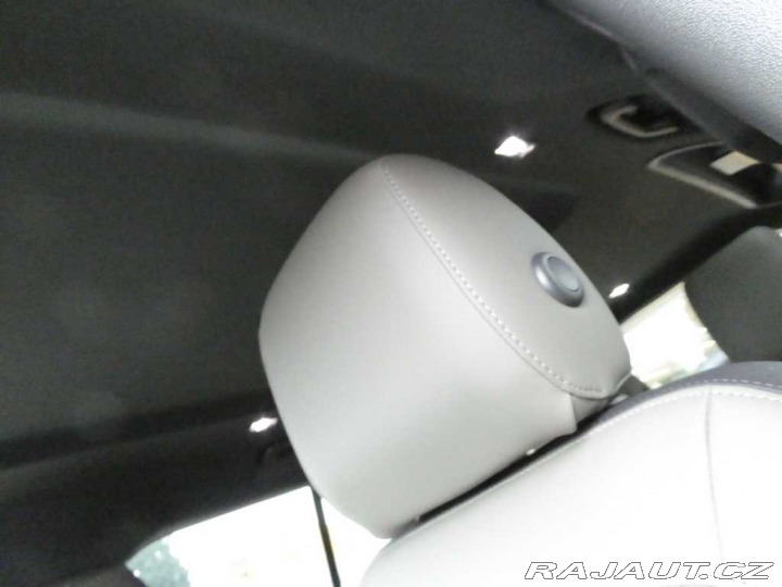 Land Rover Defender 110 3,0 X-Dynamic SE D200 2026