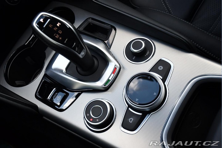 Alfa Romeo Giulia 2.0TURBO 16V 206kW AT8-Q4 2024