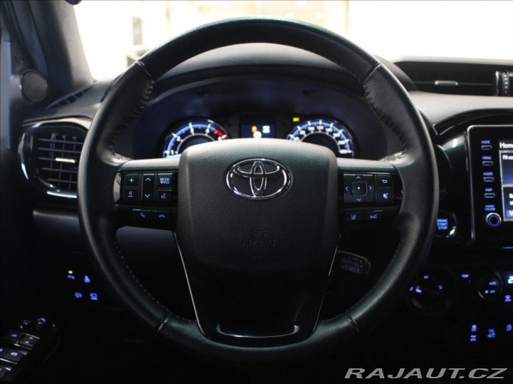 Toyota Hilux 2,8 D 4x4 AT Invincible J 2022