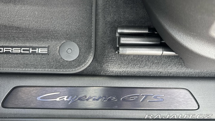 Porsche Cayenne GTS 2025