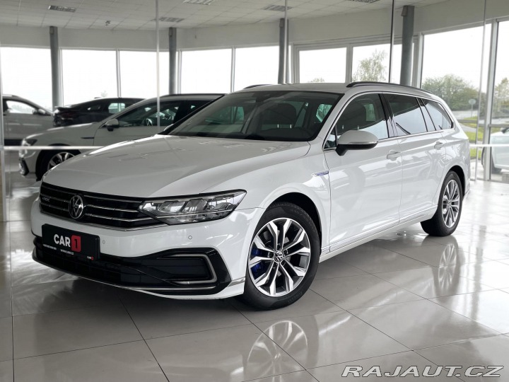 Volkswagen Passat GTE 160kW*Discover*Tažné* 2021