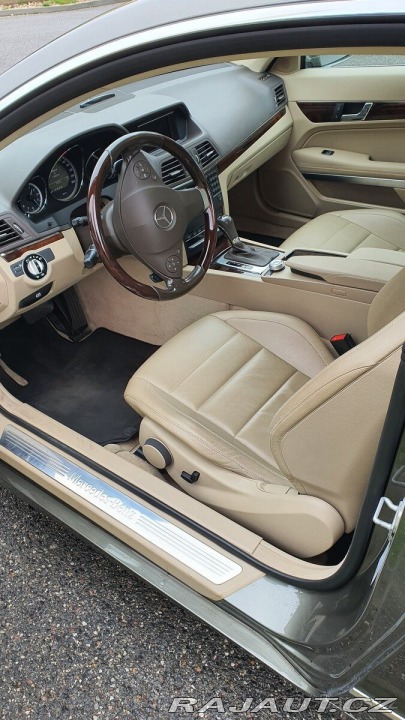 Mercedes-Benz E kupé šestiválec , 3 l, 11 2009
