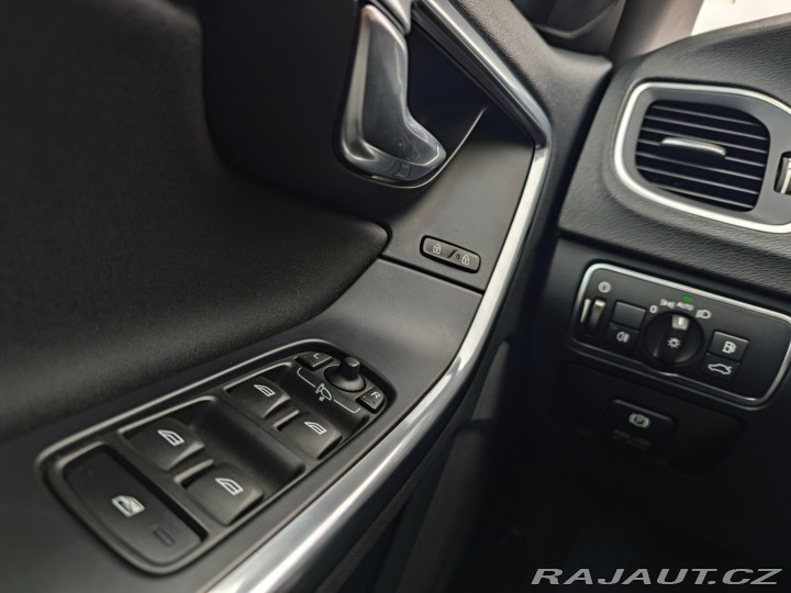 Volvo V60 2.0 D4 Momentum Xenon Web 2014