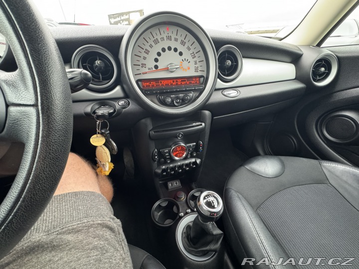 Mini Cooper 1,6i 90KW 60K NÁJEZD KOLA 2013