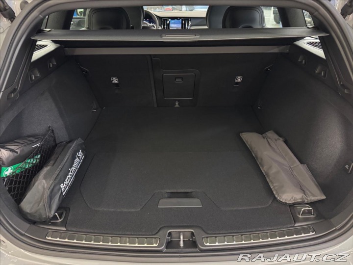 Volvo V60 2,0 B4 FWD Plus Dark 5418 2025