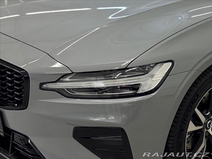 Volvo V60 2,0 B4 FWD Plus Dark 5418 2025