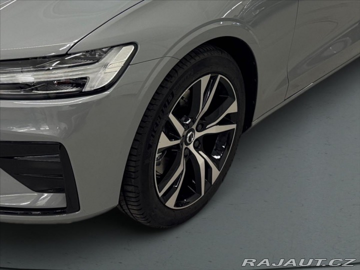 Volvo V60 2,0 B4 FWD Plus Dark 5418 2025