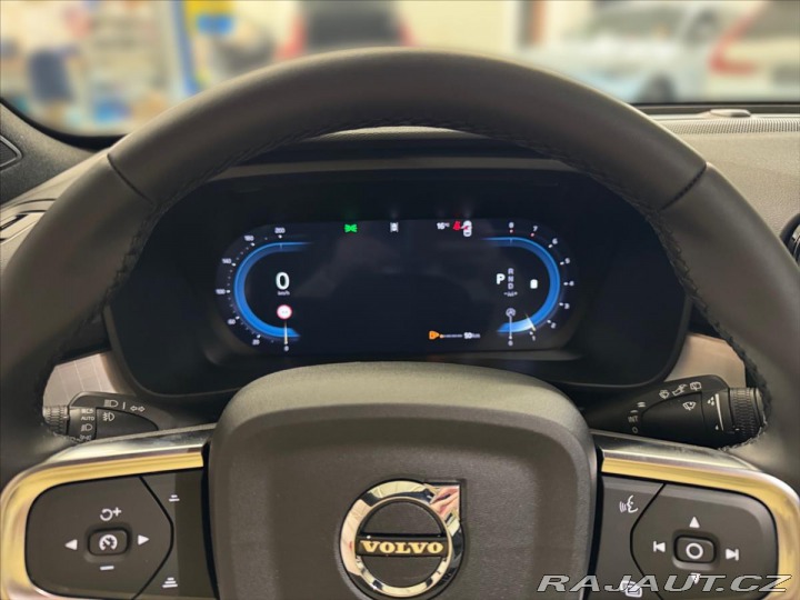 Volvo XC40 2,0 B3 FWD Plus Dark 0647 2025