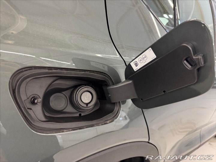 Volvo XC40 2,0 B3 FWD Plus Dark 9812 2025