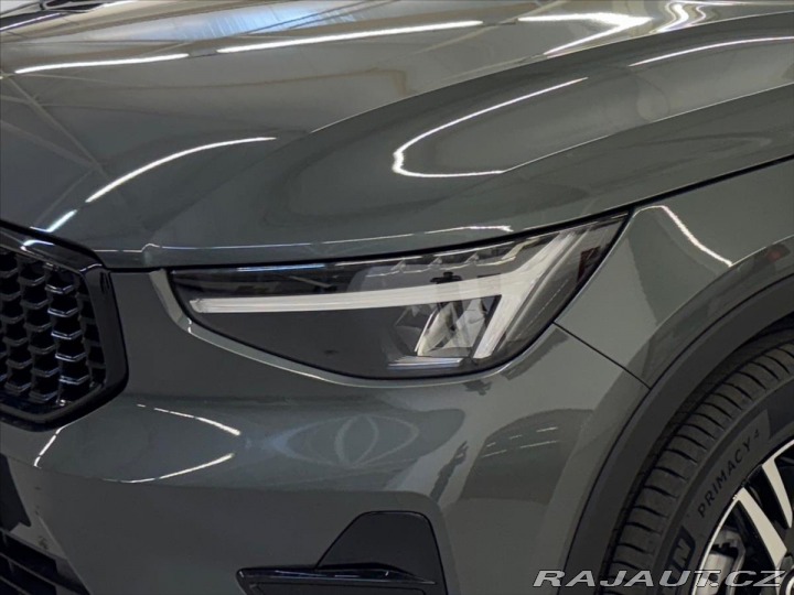 Volvo XC40 2,0 B3 FWD Plus Dark 9812 2025