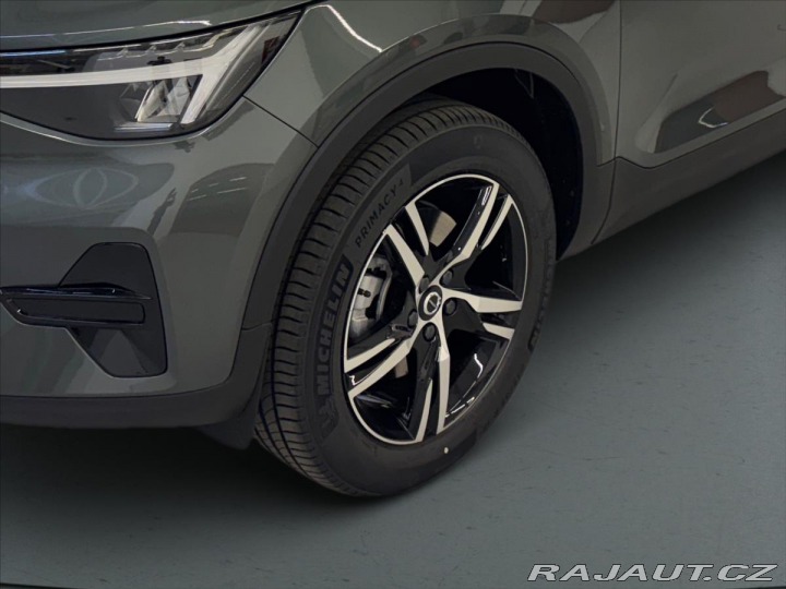 Volvo XC40 2,0 B3 FWD Plus Dark 9812 2025