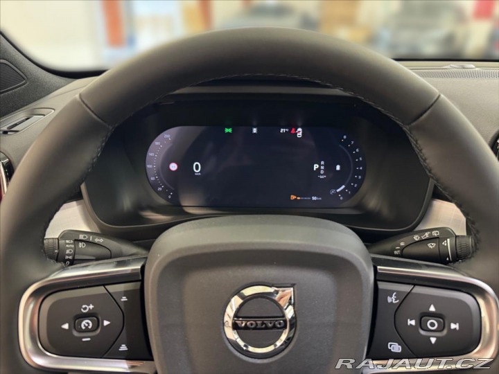 Volvo XC40 2,0 B3 FWD Plus Dark 9812 2025