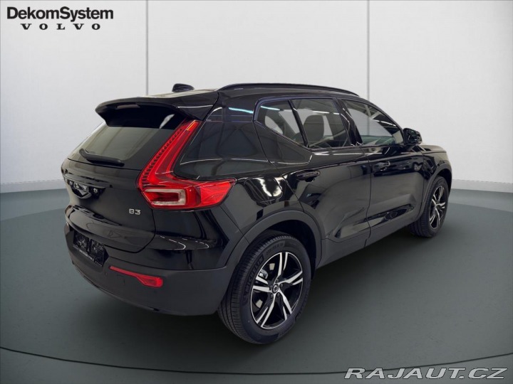 Volvo XC40 2,0 B3 FWD Plus Dark 5364 2025