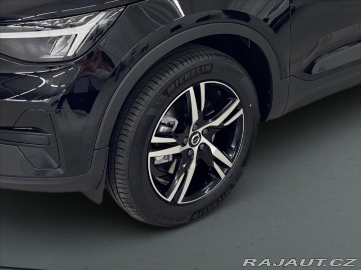 Volvo XC40 2,0 B3 FWD Plus Dark 5364 2025