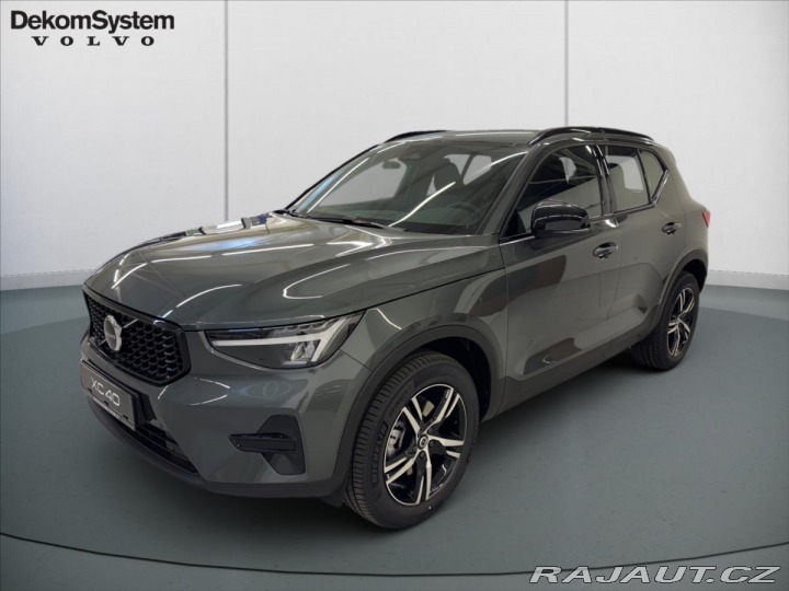 Volvo XC40 2,0 B3 FWD Plus Dark 8367 2025