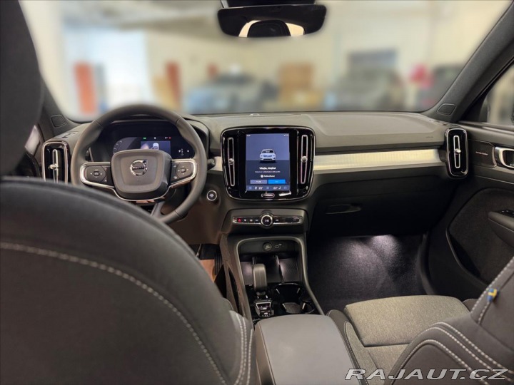 Volvo XC40 2,0 B3 FWD Plus Dark 8367 2025
