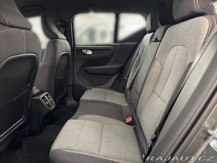 Volvo XC40 2,0 B3 FWD Plus Dark 8367 2025