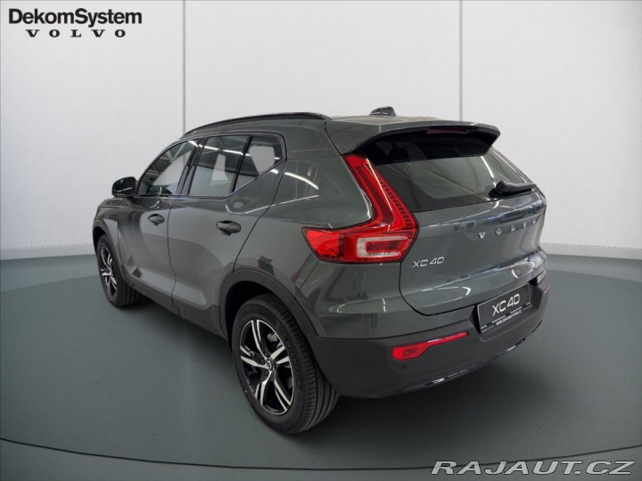 Volvo XC40 2,0 B3 FWD Plus Dark 8367 2025