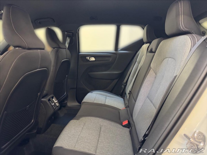 Volvo XC40 2,0 B3 FWD Plus Dark 3344 2025