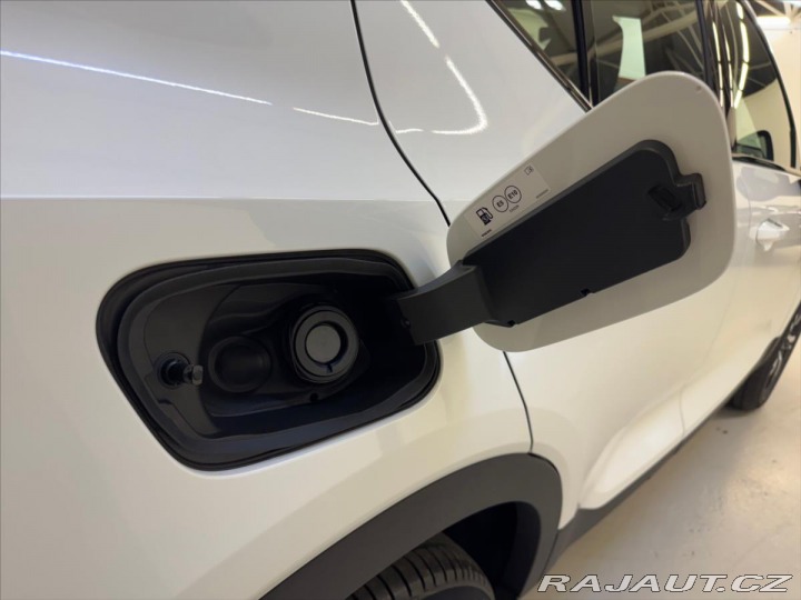 Volvo XC40 2,0 B3 FWD Plus Dark 3344 2025