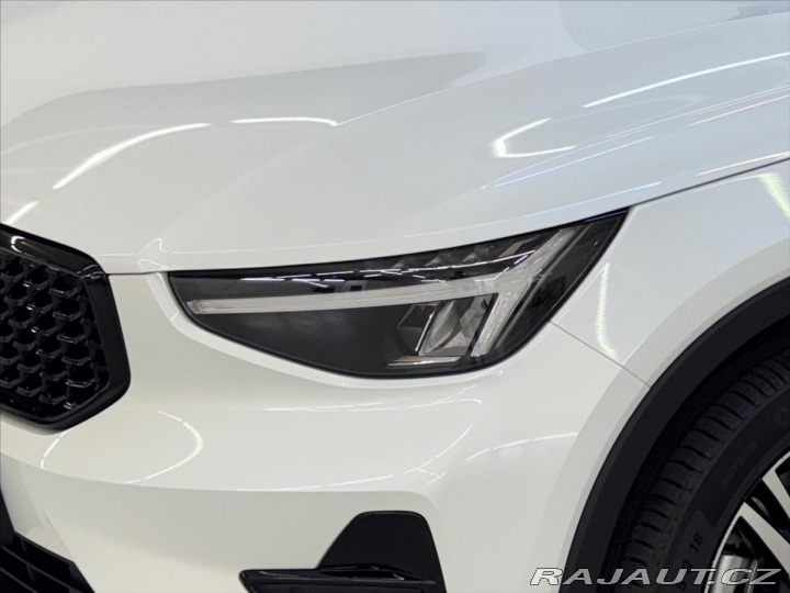 Volvo XC40 2,0 B3 FWD Plus Dark 3344 2025