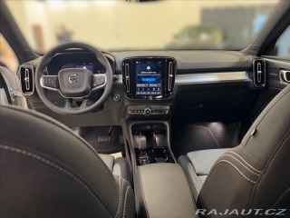 Volvo XC40 2,0 B3 FWD Plus Dark 3344 2025