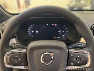 Volvo XC40 2,0 B3 FWD Plus Dark 3344 2025