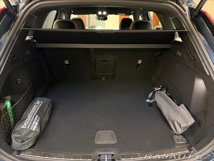 Volvo XC60 2,0 B5 AWD Plus Dark 3098 2025