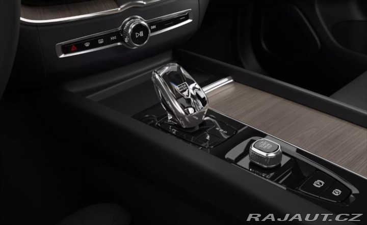 Volvo XC60 2,0 T6  Plus Dark 2025