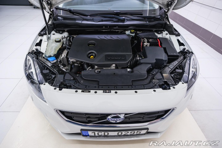 Volvo V40 D2 el. sedadla, kůže, xen 2014