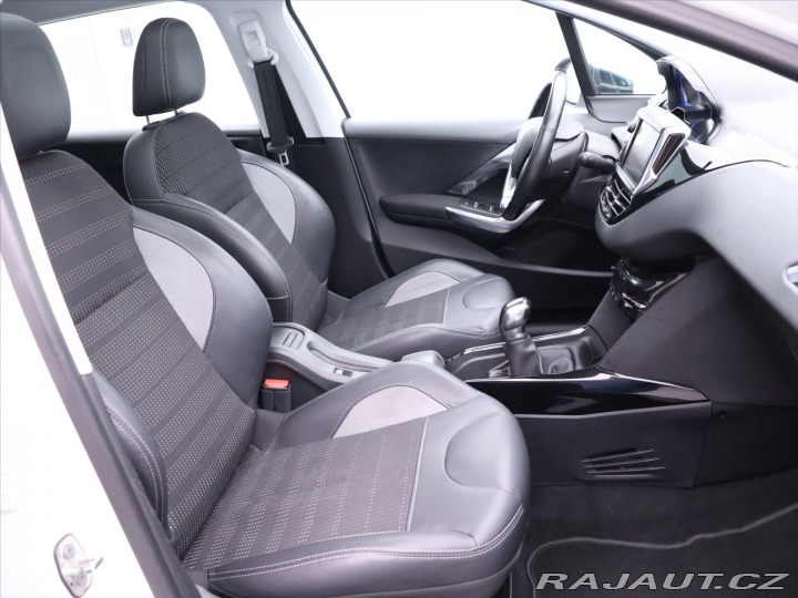 Peugeot 2008 1,2 PureTech 81kW Allure 2015