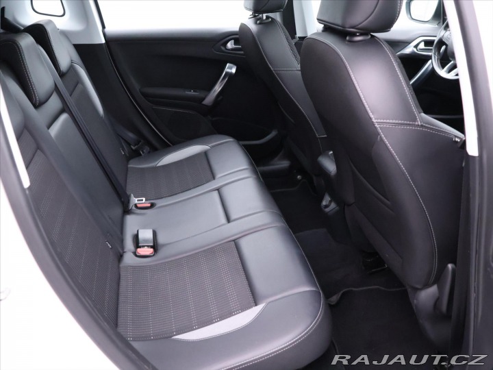 Peugeot 2008 1,2 PureTech 81kW Allure 2015