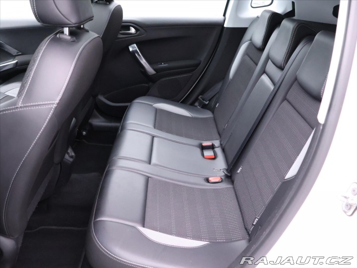 Peugeot 2008 1,2 PureTech 81kW Allure 2015