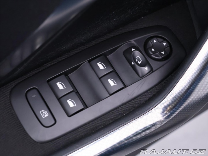 Peugeot 2008 1,2 PureTech 81kW Allure 2015