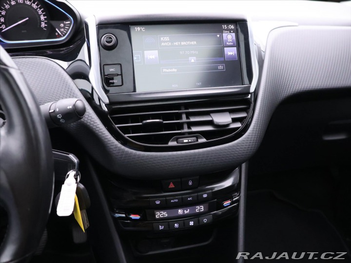 Peugeot 2008 1,2 PureTech 81kW Allure 2015