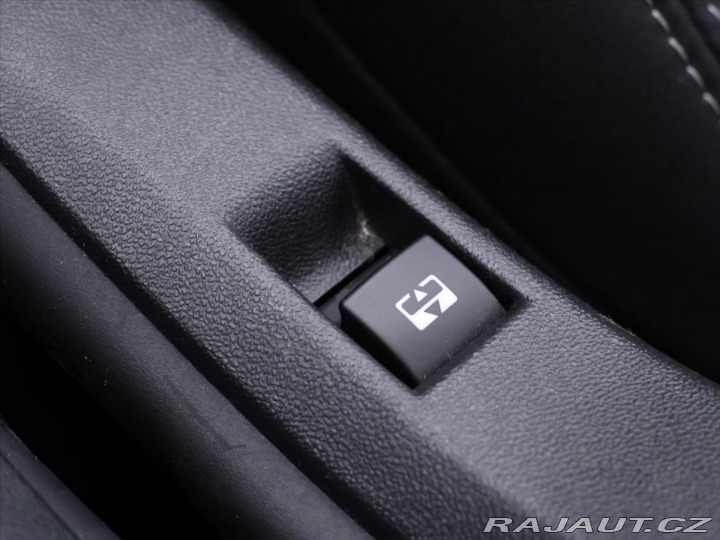 Peugeot 2008 1,2 PureTech 81kW Allure 2015