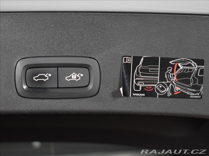 Volvo XC40 2,0 B4 R-desing bezklíč,a 2021