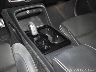Volvo XC40 2,0 B4 R-desing bezklíč,a 2021