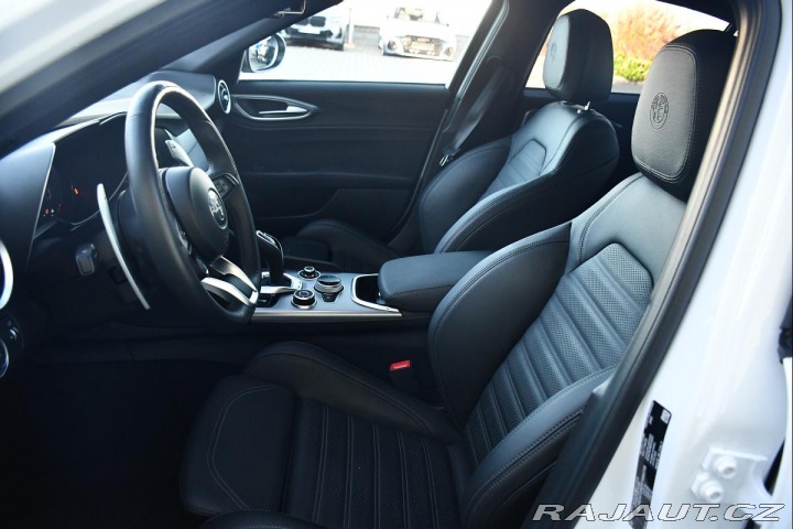 Alfa Romeo Giulia 2.0Turbo206kW AT8-Q4 Velo 2024