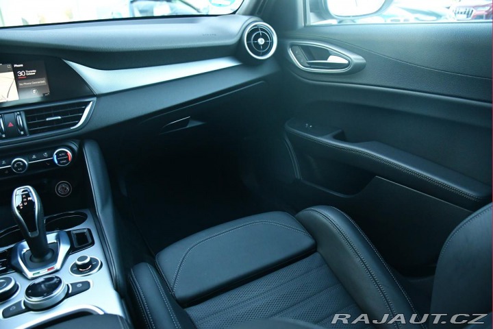 Alfa Romeo Giulia 2.0Turbo206kW AT8-Q4 Velo 2024