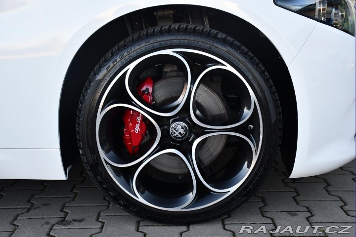 Alfa Romeo Giulia 2.0Turbo206kW AT8-Q4 Velo 2024