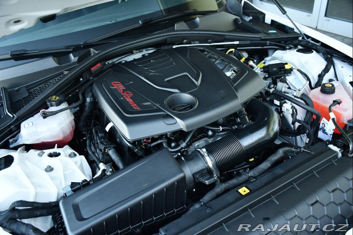 Alfa Romeo Giulia 2.0Turbo206kW AT8-Q4 Velo 2024