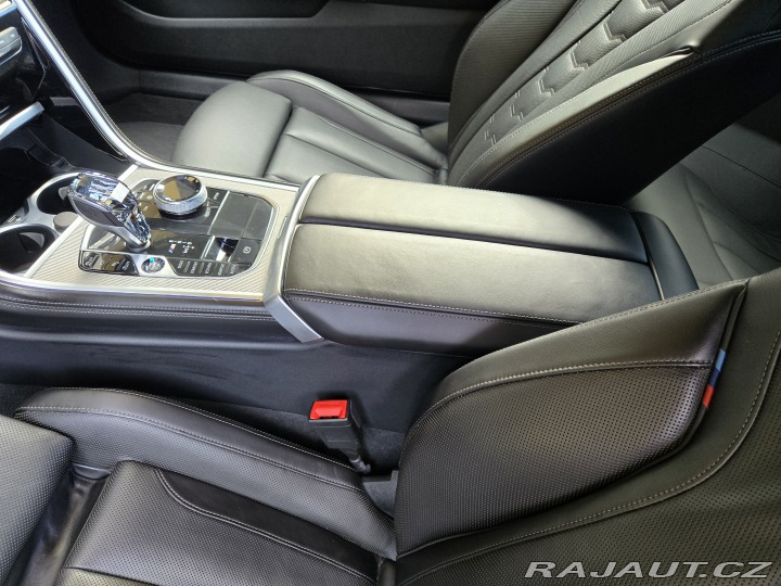 BMW 8 M850i,Čr,laser,karbon 2021