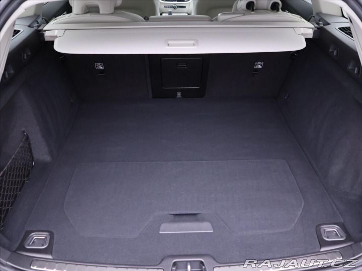 Volvo V60 2,0 B4 145kW Aut. CZ 1.Ma 2024