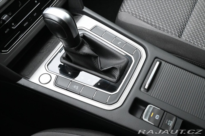Volkswagen Passat 2,0 TDi 110kW DSG NAVI Zá 2022